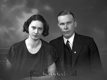 Göte Hansson Kisa
raja
Man och kvinna han klädd i kostym hon i mörk klänning

raja
Göte Hansson och Alice Eklund. 
Källa: Gerd Pettersson 

Nyckelord: Hansson Kisa