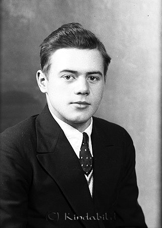 Aldor Carlsson Slätmon
raja
Man klädd skjorta slips och kavaj  

raja
Aldor Karlsson född 1914 i Lindhult Skördefall.
Han var son till Karl och Anna Karlsson. Han hade en syster Svea född 1907 i Malexander. Familjen flyttade till Krogsfall Västra Eneby 1918.
Aldor Karlsson arbetade som charkuterist i Södra Vi.
Han gifte sig med Alice Andersson Södra Vi.
De flyttade till Stockholm och antog namnet Durander. Aldor innehade några speceri- och charkuteri butiker i Stockholm.
De hade en dotter Britt-Marie.
Aldors syster Svea var mor till Karl-Oskar Pettersson. 
Källa: Gerd Pettersson 

Nyckelord: Carlsson Slätmon