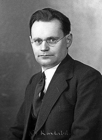 Gösta Malmkvist Årteryd Hägerstad
raja
Man klädd skjorta slips och kavaj  

Nyckelord: Malmkvist Hägerstad