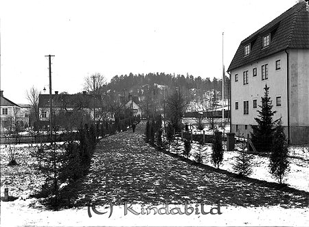 Andersson Ågården
raja
Storgatan i Kisa

raja
Begravning landstingsman Anders Johan Andersson Ågården Kisa
far till Ragnar Andersson Gästgivaregården.
Barnbarnet Margareta Ericsson kunde berätta att extra tåg från Linköping var insatta för att folk från Linköping skulle kunna närvara på begravningen.
OBS! Hackat granris på hela gatan från Ågården till kyrkan, dessutom varannan en och gran som en allé.
T h syns den på 1960-talet rivna bostaden för järnvägens tjänstemän.
Källa: Studiegruppen hembygdsgården 
Nyckelord: Andersson Ågården