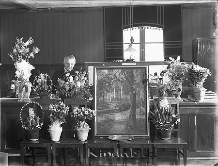 Kamrer Andersson Sparbanken
raja
En man som står bakom en mängd blommor 

Nyckelord: Andersson Sparbanken