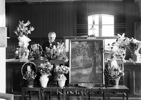 Kamrer Andersson Sparbanken
raja
En man som står bakom en mängd blommor 

Nyckelord: Andersson Sparbanken