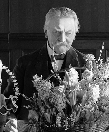 Kamrer Andersson Sparbanken
raja
En man som står bakom en mängd blommor 

raja
Kamrer Andersson var far till Helena gift Malmqvist.
 Helena, född 1925, arbetade på Östgötabanken. Malmqvists bodde i Gusta, Grönedegatan 49 Kisa.
 Källa: Studiegruppen hembygdsgården

Nyckelord: Andersson Sparbanken