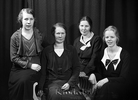 Fröken Patriksson med personal
raja
Fyra kvinnor klädda i klänningar

raja
Maria Patriksson Tygaffär.
Fr.v. Fru Berg, fröken Patriksson, fröken Ottosson o fröken Oscarsson.
Källa: Studiegruppen hembygdsgården

Nyckelord: Patriksson