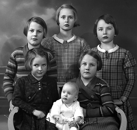 Direktör Andersson Kisa
raja
Foto med sex barn

raja
Flickorna i randiga tröjor är Vera och Ingrid Larsson Hanåsa Högsby. De andra fyra är barn till John och Ludda Andersson Kisa. 
Källa: Gerd Pettersson 

Nyckelord: Andersson Kisa