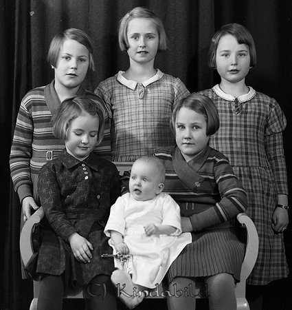 Direktör Andersson Kisa
raja
Foto med sex barn

Nyckelord: Andersson Kisa