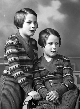 Vera och Ingrid Larsson Hanåsa Högsby
raja
Två flickor i randiga tröjor
Nyckelord: Larsson Högsby