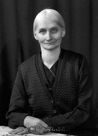 Signe Carlsson Svartmålen Slätmon
raja
Kvinna klädd i klänning under en kofta 

raja
Signe Hedvig Karlsson född Eriksson eller Johansson 1881 i Västra Eneby. Gift med Johan Karlsson född 1877 i Kisa.
Bodde som torpare i Svartmålen och flyttade senare till Klinten Västra Eneby 
Källa: Gerd Pettersson

Nyckelord: Carlsson Slätmon
