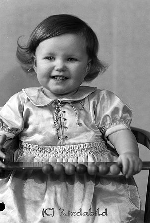 Kantor Larsson Västra Eneby
gepe
Liten mörkhårig flicka som sitter i en stol med kulram.
Sylvia Larsson Klockaregården Västra Eneby

raja
Sylvia Larsson, dotter till kantor Ragnar Larsson och hans maka Maria Karolina född Boström 1899 i Stockholm.
Syskon till Sylvia:
Ulf, Barbro och Ragna.
Sylvia gift med Lars Gunnarsson född i Stockholm
Sonen heter Martin. Familjen bodde i Dalhyddan Vallingatan 4 Kisa 
Källa: Gerd Pettersson

Nyckelord: Larsson Västra Eneby