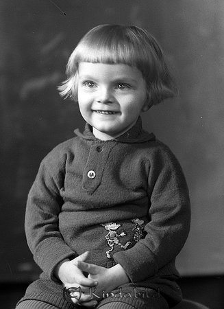 Ingemar Lindh Björnvik Hycklinge
raja
Flicka klädd i stickad tröja och kortbyxor

raja
Rune Torgny Ingemar Lind född 1930 i Hycklinge, son till chaufför Torgny Lind född 1905 i Blackstad och Karin Karlsson född 1907 i Odensvi.
1934 flyttade familjen till Horn.
1950 bodde Ingemar Lind i Bro Uppsala 
Källa: Gerd Pettersson

Nyckelord: Lindh Hycklinge