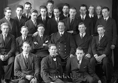 Gustaf Andersson Horn
raja
En samling män klädda kostym  

raja
Främre raden fr vänster Elis Forss
 2:a raden till höger Berhard Karlsson bredvid honom kan vara Folke Gustavsson.
 Bakre raden nr 2 fr vänster Einar Andersson Back och nr 4 från vänster Allan Svensson(Sevenbäck) och nr 5 Yngve Fäldt.
 Källa: Studiegruppen Horn 

Nyckelord: Andersson Horn