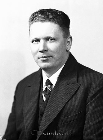 Hilding Lantz Kisa
raja
Man klädd skjorta slips och kavaj  

raja
Hilding Lantz arrenderade Centralcaféet i Kisa på 1930-talet.
Fastigheten Mulleborg där caféet fanns ägdes av målare Nilsson, far till bl a Geisner Nilsson.
Lantz med familj bodde i det gula huset bredvid det som numera är Almas Kiosk.
Källa: Studiegruppen hembygdsgården. 

raja
Hilding Lantz var född 1891 i Kisa. Han dog 1953 i Villa Karlborg Kisa.
Källa: Sv Dödbok 
Källa: Gerd Pettersson

Nyckelord: Lantz Kisa