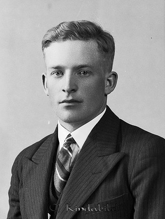 G Jacobsson Prästgården Hägerstad
raja
Man klädd skjorta slips och kavaj  

raja
Gösta Jakob Bertil Jakobsson född 1914 i �?stra Husby, son till Axel Herman Jakobsson född 1869 i Kisa och Greta Kristina Pettersson född 1890 i Hägerstad.
Källa: Församlingsbok Hägerstad 
Källa: Gerd Pettersson


Nyckelord: Jacobsson Hägerstad