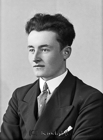 Gustaf Fall Årteryd Hägerstad
raja
Man klädd skjorta slips och kavaj  

raja
Gustaf Fall Årteryd, född 1914 i Hägerstad, död 1964 i Veta socken.
Källa: Sv Dödbok 
Källa: Gerd Pettersson 

Nyckelord: Fall Hägerstad