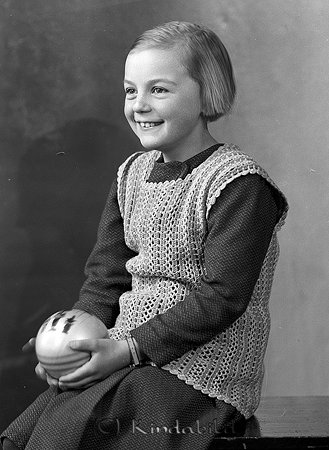 Kickan Andersson Sparbanken
raja
Flicka klädd i klänning under en stickad väst

raja
Helena Andersson, dottern till kamrer Andersson på Kisa Sparbank. Hon gifte sig med Lennart Malmqvist. Helena arbetade på Östgötabanken i Kisa. 
Källa: Gerd Pettersson 

Nyckelord: Andersson Kisa