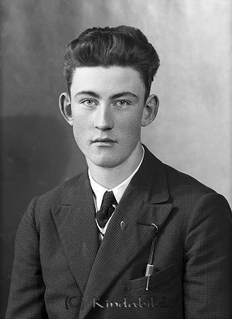 Karl Erik Brorsson Tidersrum
raja
Man klädd skjorta slips och kavaj  

raja
Karl Erik Brorsson född 1914 i Rumskulla. 
Källa: Gerd Pettersson 

Nyckelord: Brorsson Tidersrum