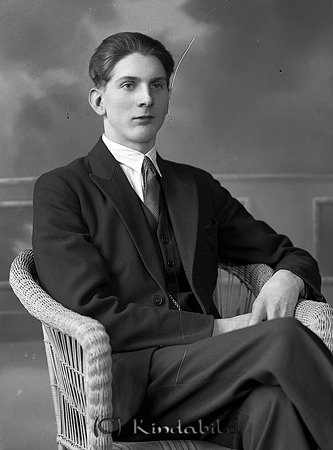 Gunnar Kindvall Gröninge Hycklinge
raja
Man klädd skjorta slips och kavaj  

raja
Gunnar Kindvall född 1913 i Kisa, son till Jonas Kindvall och Helga Matilda Isaksson.
Gunnar Kindvall gift 1949 med Gunhild Elvira född 1908 i Horn,
De bosatte sig i Horns Boda. Han dog 1988 i Horns Boda.
Källa: Kyrkoarkiv Horn och Sv dödbok 
Källa; Folkräkning 1970
Källa: Gerd Pettersson

Nyckelord: Kindvall Hycklinge