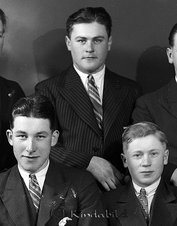 Karl Erik Karlsson Björkfors
raja
En samling män klädda i kostym

raja
Längst bak Ragnar Karlsson farfar till Pia på Kisa Blomsterhandel.
 Till v Hugo Nilsson
 Källa: Studiegruppen hembygdsgården 
Nyckelord: Karlsson Björkfors