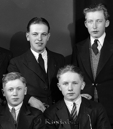 Karl Erik Karlsson Björkfors
raja
En samling män klädda i kostym

Nyckelord: Karlsson Björkfors