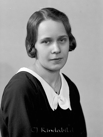 Ingrid Fäldt Horn
raja
Kvinna klädd i mörk klänning med ljus krage och med ett smycke runt halsen  

raja
Ingrid Fäldt född 1913 i Horn, dotter till sömmerskan Jenny Fäldt född 1877 i Horn.
Syskon till Ingrid:
Karl Axel Tjelvar född 1906, möbelsnickare
Erik Gunnar Sigvard, född 1908, montör
Oskar Folke född 1910, handelsbiträde 
Familjen bodde i Fridsborg 1930. 
Källa: Gerd Pettersson



Nyckelord: Fäldt Horn