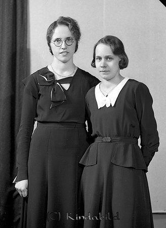 Gunhild Karlsson �?bro Horn
Två kvinnor klädda i klänningar och med smycken runt halsen
Nyckelord: Karlsson Horn