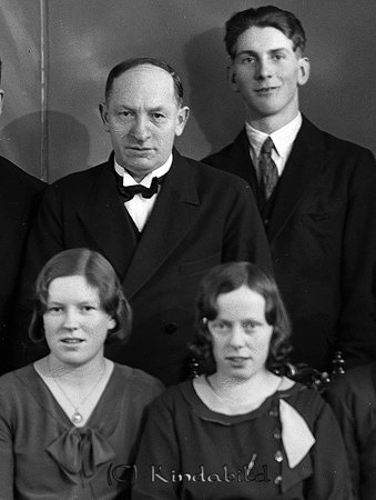 Missionsföreningen Horn
raja
En samling kvinnor och män klädda i klänningar och kostymer

Nyckelord: Missionsföreningen Horn