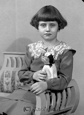 Ulla Eriksson Soltomta Kisa
raja
Flicka klädd i klänning med virkad spetskrage

raja
Ulla Eriksson född 1926, dotter till Helmer Eriksson och Ebba född Bjur.
 Ulla är gift med Erik Axel Bergström och bor i Frängsäter Rejmyra. 
Källa: Gerd Pettersson
Nyckelord: Eriksson Kisa