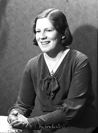 Ruth Fäldt Horn
raja
Kvinna klädd i mörk klänning  

raja
Ruth Fäldt född 1914, dotter till möbelfabrikör
Gustaf Oskar Fält född 1883 i Horn och blomsterhandel bitr
Hedvig Augusta Dahlberg född 1883 i Horn.
Syskon:
Axel Oskar Harry född 1907, möbelsnickare
Birgitta Elly Augusta född 1921.
Familjen bodde i Gustafsborg 1930.
Källa: Folkräkning 1930 
Källa: Gerd Pettersson

Nyckelord: Fäldt Horn