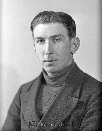Kurt Lampert Kristineberg Horn
raja
Man klädd i tröja med hög krage under en kavaj

raja
Kurt Leo Lampert född 1910 i Horn. Han var lantbrevbärare,
 Hans far var chaufför hos Drangels i Väsby.
 Han fru Astrid var bagerska på hotellet i Horn. De bodde i Hagalund Flarka Mellangård.
 Källa: Folkräkning 1950 och Studiegrupp från Horn 
Nyckelord: Lampert Horn