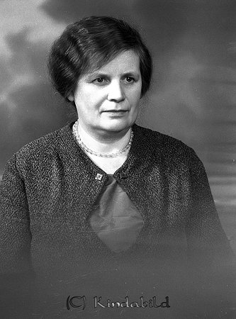 Fanny Åbrodd Lagerblads Kisa
raja
Kvinna klädd i stickad tröja och med ett halsband runt halsen  

raja
Fanny Åbrodd var född 1878 i Östra Eneby Norrköping, Hon arbetade hos Lagerblads i Kisa. Hon var ogift och dog 1952 i Linköping.
Källa: Sv dödbok 
Källa: Gerd Pettersson 

Nyckelord: Åbrodd Kisa