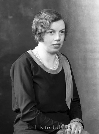 Lilly Hermansson Bromhult Kisa
raja
Kvinna klädd i klänning och med ett halsband runt halsen

raja
Lilly Hermansson var syster till Joel Hermansson i Bromhult.
Lilly var född 1909 i Västrum Kalmar län
Hon var gift 1955 med Karl Scott född 1896 i Tidersrum
Källa: Studiegruppen hembygdsgården. 
Nyckelord: Hermansson Kisa
