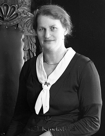 Fru Larsson Hitthem Kisa
raja
Kvinna som sitter på en stol omgiven av blommor

raja
Fru Hanna Viktoria Elisabet "Lisa "Larsson född 1884, gift med Henrik Larsson Hälleberg Hitthem
 Döttrar:
 Maja-Lisa född 1922 i Kisa
 Inga-Britta född 1925 i Kisa
 Anne-Marie född 1927 i Kisa
 Maja-Lisa gifte sig med Karl-Erik Lindström född 1914 i Horn.
 De fick tre barn.
 Källa: Kyrkoarkiv Kisa och Studiegruppen hembygdsgården 
Källa: Gerd Pettersson
Nyckelord: Larsson Kisa