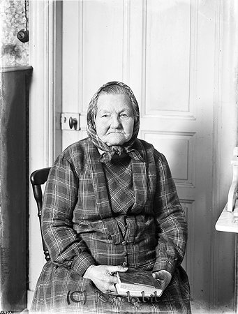 Vävgumman Natalia Mekanisk verkstad Kisa
raja
Kvinna som sitter på en stol med en bok i knät

Nyckelord: Natalia Kisa