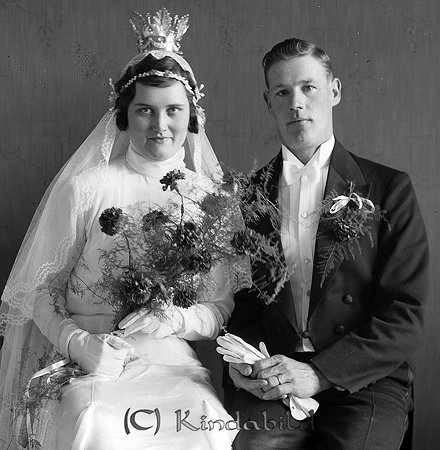 Torsten Nilsson Äleby Horn
raja 
Brudpar             

raja
Brudparet Torsten Nilsson arrendator Äleby och Margit Ingeborg Maria Svensson hemmansägaredotter från Äleby, Han var född 1903 och hon 1912.
Källa: Vigselbok Horn 1934 
Källa: Gerd Pettersson 

raja
Barn till dem är Britt, Sören, NIls-Göran och Lennart.
 Källa: Studiegruppen Horn 

Nyckelord: Nilsson Horn