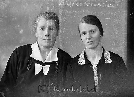 Helga Spetz Västra Eneby
raja
Två kvinnor klädda i mörka klänningar med ljus krage

raja
Till höger Helga Spets född 1886 i Västra Eneby. Hade söndagsskola i Vångvik. Kom till Runefall med resegrammofon och spelade andliga sånger berättar Lars Andersson som bodde där som ung. Helga dog 1965.
 Till vänster kan vara Elna Rönnlöv född 1904 i Stockholm.
 1970 bodde hon på Danboms väg 3 i Kisa.
 Källa: Studiegruppen hembygdsgården och Sv dödbok 
Nyckelord: Spetz Västra Eneby