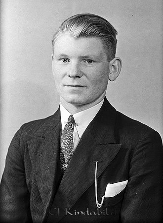 Erik Pettersson Pekhult Björkfors
raja
Man klädd skjorta slips och kavaj  

raja
Erik Petersson född 1914 i Hycklinge, son till August Petersson och hans hustru Elsa född Eriksson Djursdala.
 Syskon:
 Bengt född 1912
 Rut född 1917
 Karin född 1919
 Birgit född 1925
 Vivan född 1928
 1960 bodde han i Solbacka Horn.
 Källa: Hfl Hycklinge och Studiegruppen hembygdsgården 
Nyckelord: Pettersson Björkfors