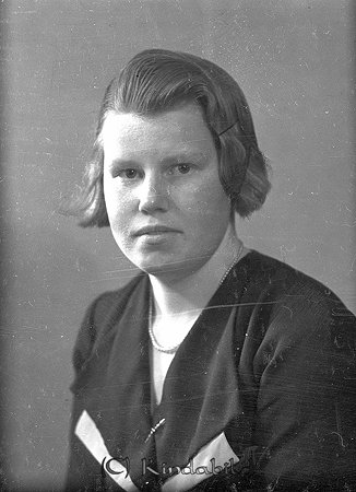 Gunni Axelsson Rumma Kisa
raja
Kvinna klädd i mörk klänning och med ett pärlhalsband runt halsen  

raja
Gunni Axelsson född 1915 i Horn. Hon var gift med Karl Harry Lennart Pettersson Lilleskog Bränntorp.
Källa: Folkräkning 1950 
Källa: Gerd Pettersson

Nyckelord: Axelsson Kisa