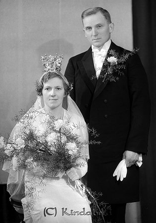 Sigfrid Ohlsson Hästhagen Västerlösa
raja 
Brudpar          
raja
Bror Sigfrid Ohlsson Hästhagen Västerlösa född 1895 i Västerlösa gift 1934, död 1949-09-08 i Västerlösa. Bruden är Lilly Berta Josefina född 1904 i Tjärstad, dotter till vägförman Johan Johansson och Hilda Jonsson i Boda, död 1984 i Linlöping.
Källa: Sv dödbok 
Källa: Gerd Pettersson 

Nyckelord: Ohlsson Västerlösa