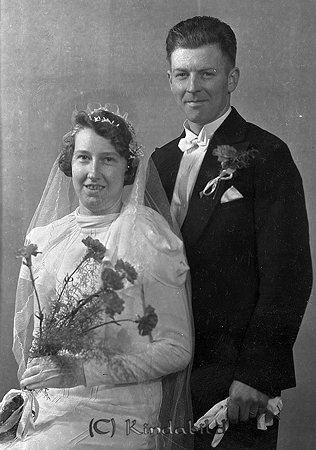 Dauhn Spångsholm Västra Eneby
raja 
Brudpar              

raja
Smidesmästare Artur Alvar Daun, Hörntomta Spångshom och Karin Elisabet Nilsson vigdes 31 mars 1934.
Barn: Bo, Kerstin, Gerd och Monika
Källa: Studiegruppen hembygdsgården 
Nyckelord: Dauhn Västra Eneby