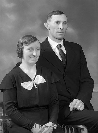 Otto Johansson Hult Kisa
raja
Man och kvinna han klädd i kostym hon i klänning

raja
Otto Johansson född 1890 i Norra Vi gift 1934 med Elsa Linnéa född Gustafsson 1903 i Tidersrum. Dotter Aina.
Källa: Folkräkning 1950 
Källa: Gerd Pettersson


Nyckelord: Johansson Kisa