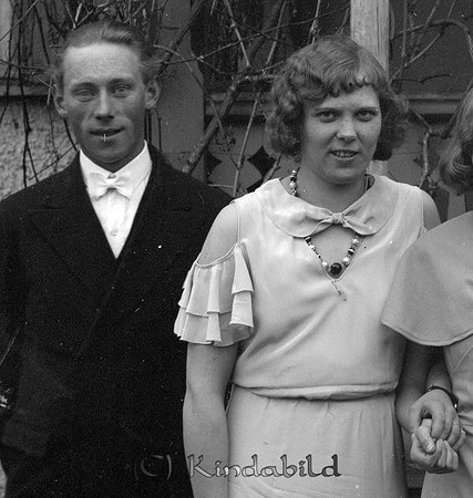 Greta Leek Kråkarp Tidersrum
raja
Bröllopsgäster

raja
Till vänster brudens bror Olle Leek född 1911. 
Källa: Gerd Pettersson 

Nyckelord: Leek Tidersrum