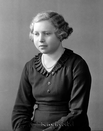 Astrid Björklund Bäckhult Kisa
raja
Kvinna klädd i mörk klänning  

raja
Astrid Björklund född 1916 i Kisa, dotter till Karl Gustaf Björklund och Helga Maria född Karlsson från Bäckhult Fagerhult.
Syskon till Astrid:
Olga Linnea född 1910
Agda Maria född 1911
Elin Viola född 1913
Thyra Regina född 1919
Erik född 1922
Bertil född 1925.
Astrid Björklund gifte sig 1936 med Erik Paul Titus Andersson från Bankekind.
Källa: Kyrkoarkiv Kisa. 
Källa: Gerd Pettersson


Nyckelord: Björklund Kisa