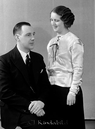 Georg Högberg Norrköping
raja
Man och kvinna han klädd i kostym hon i ljus blus och kjol

raja
Poliskonstapel Johan Georg Högberg född 1904 i Nörrköping, gift 1934 med Karin Lilly Maria Lönnquist från Norrköping. Karin var född 1911 i Åtvidaberg
Källa: Vigselbok Kisa 
Källa: Gerd Pettersson 

Nyckelord: Högberg Norrköping
