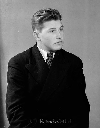 Gunnar Hansson Kohagen Föllingsö
raja
Man klädd skjorta slips och kavaj  

raja
Gunnar Hansson från Kohagen under Föllingsö. Föräldrarna var Olga och Jakob Hansson. Gunnar Hansson arbetade på pappersbruket. Han var gift med Karin född Rahm. De hade två pojkar Evert och Inge. Evert var föreståndare för EPA i Vimmerby. Gunnars far Jakob var tvillingbror med Isak Larsson
(obs! olika efternamn)
Källa: Studiegruppen hembygdsgården 
Nyckelord: Hansson Föllingsö