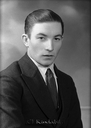 David Rulander Tjusta Slätmon
raja
Man klädd skjorta slips och kavaj  

raja
David Rulander född 1913 i Linköping. Gift 1944 med Maj Gudrun född 1923 i Malmö. De bodde i Möllebo Tjustad. 
Källa: Gerd Pettersson 

Nyckelord: Rulander Slätmon