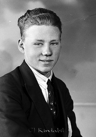 Rickard Larsson Salvarp Tidersrum
raja
Man klädd skjorta slips och kavaj  

raja
Rikard Larsson född 1914 i Gladhammar, son till Enok Larsson och Anna Josefina Bruzell.
Syskon till Rikard:
Erling född 1920 i Tidersrum
Gunnar född 1921 i Tidersrum
Gösta född 1923 i Tidersrum
Alice född 1927 i Tidersrum
Ragnar född 1929 i Tidersrum
Källa: Kyrkoarkiv Tidersrum 
Källa: Gerd Pettersson

Nyckelord: Larsson Tidersrum
