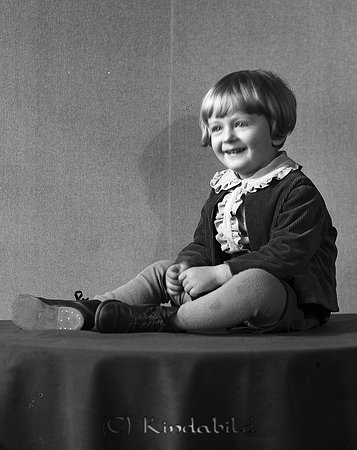 Gossen Nyberg Kisa
raja
Pojke som sitter på ett bord

Nyckelord: Nyberg Kisa
