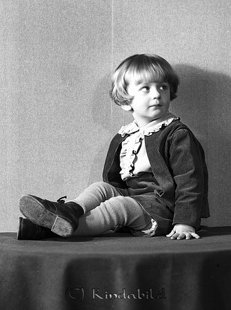 Gossen Nyberg Kisa
raja
Pojke som sitter på ett bord

Nyckelord: Nyberg Kisa