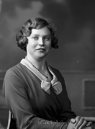 Viola Björklund Bäckhult Kisa
raja
Kvinna klädd i mörk klänning  

raja
Elin Viola Björklund född 1913, dotter till Karl-Gustaf Björklund och Helga Maria född Karlsson från Bäckhult Fagerhult
Viola gifte sig med Josef Frodhe Kjusebo. 
Källa: Gerd Pettersson


Nyckelord: Björklund Kisa