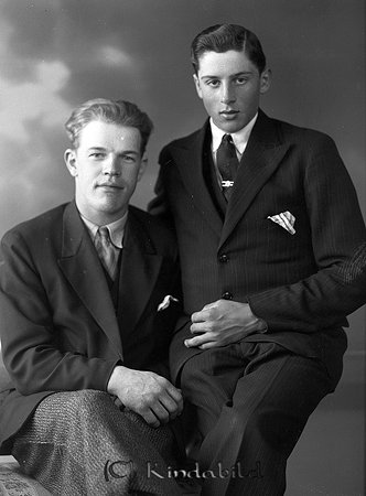 Olov Andersson Myrudden Horn
raja
Två män klädda i kostymer

raja
Till höger Olof Andersson och till vänster Karl Karlsson Ekeby.
 Källa: Studiegruppen Horn 

Nyckelord: Andersson Horn